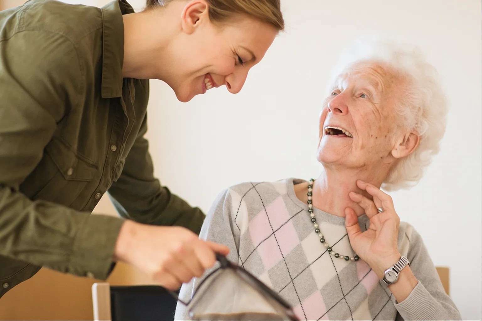 Herzlicher Moment zwischen Pflegekraft und Seniorin